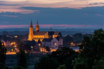 Fototapeta na wymiar Blick auf die Liebfrauenkirche in Worms bei Nacht