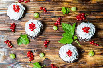 Cakes with fresh currants