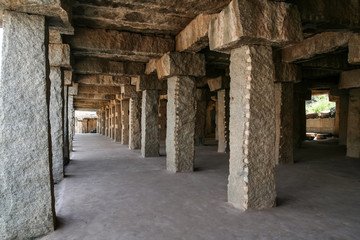 Fototapeta na wymiar Stone pillar long corridor in hampi
