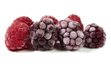 Nahaufnahme gefrorene Brombeeren und Himbeeren