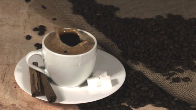 Zuckerw&uuml;rfel in Kaffee in Zeitlupe