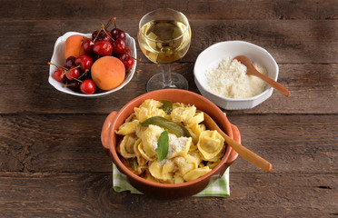 TORTELLINI CON BURRO E SALVIA - Tortellini with butter and sage