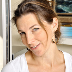 Frau lächelt für Foto mit Portrait