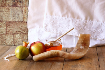 rosh hashanah (jewesh holiday) concept - shofar, honey, apple