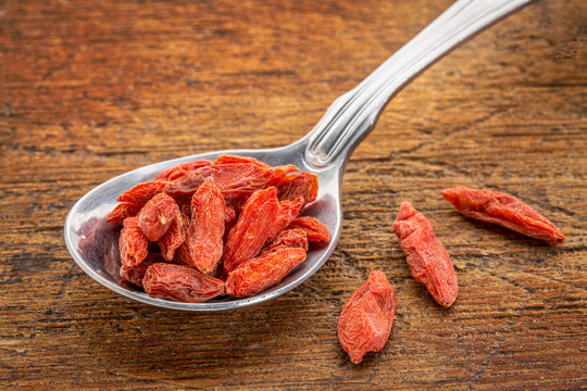 tablespoon of dried goji berries