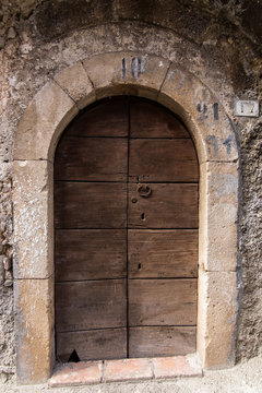 Vecchio portone, Italia