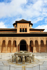 Patio de los leones en los Palacios nazaríes de la Alhambra de Granada, Andalucía, España