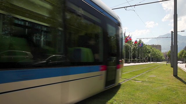 Tram that moves away from the Grenoble City Hall