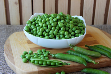 The cleaned peas in a dish.