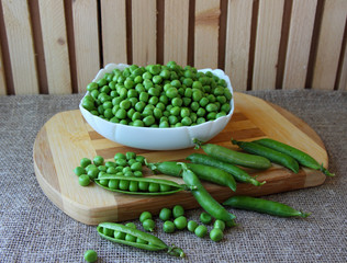 The cleaned peas in a dish.