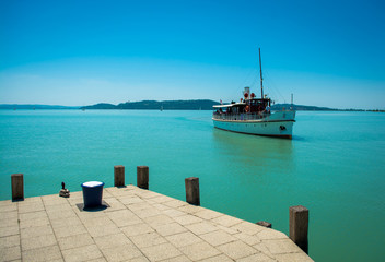 Anlegendes Schiff am Balaton