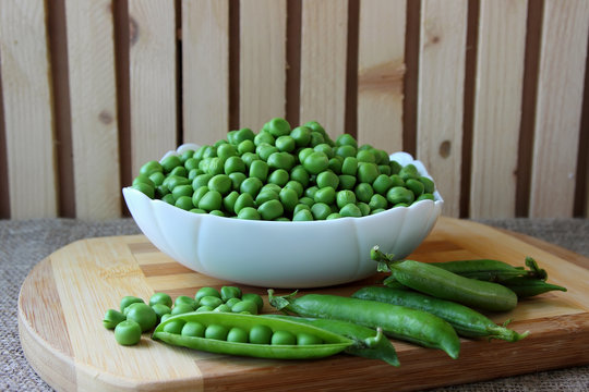 The cleaned peas in a dish.