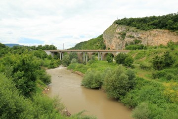 Fototapeta na wymiar Автомобильный мост через реку