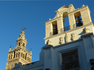 Fototapeta na wymiar Kathedrale mit Giralda in Sevilla