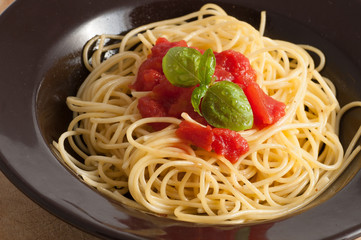 spaghetti with fresh tomato and basil
