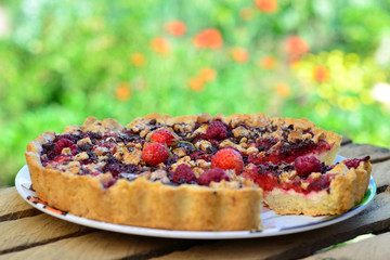 Cake with strawberries and raspberries.