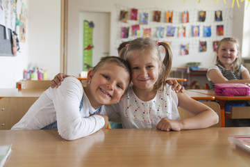 Zwei Klassenkamaradinnen im Klassenzimmer