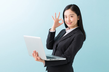 パソコンを見る女性　ビジネス