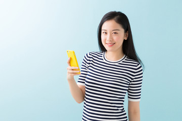 スマートフォンを見る女性
