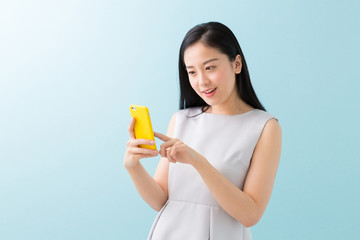 スマートフォンを見る女性
