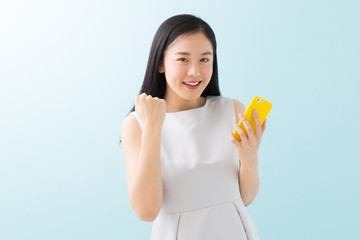 スマートフォンを見る女性