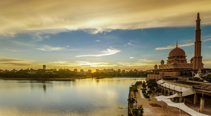 Obraz premium Beautiful sunset view of Putra Mosque, Putrajaya, Malaysia.