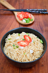 Instant noodles to eat sliced onions and peppers