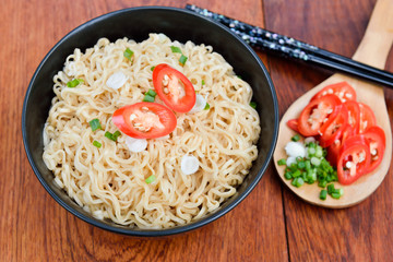 Instant noodles to eat sliced onions and peppers