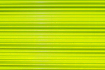 Obraz premium Żółte drzwi żaluzje zwijają metalowe żółte drzwi