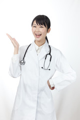 Fototapeta premium 白衣の女性 女医 案内