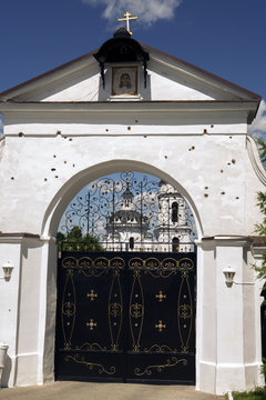 Ворота Черноостровского монастыря. Следы от французской шрапнели.