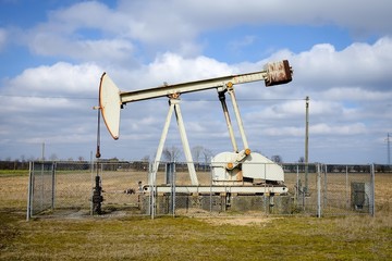 Energieversorgung - heimische Ölvorkommen, alte Förderpumpe