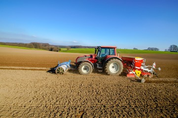 Ackerbau - Frühjahrsbestellung, Landwirt bei der Getreideaussaat