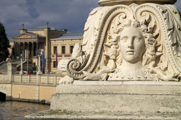 Obraz premium Museum in Schwerin mit Säulenrelief