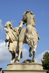 Obraz premium Rossebändiger vor dem Schweriner Schloss
