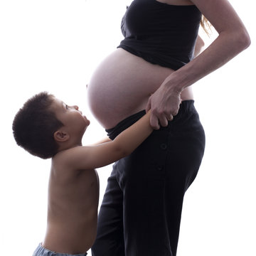 Ni&ntilde;o abrazado a la barriga pre&ntilde;ada de su madre