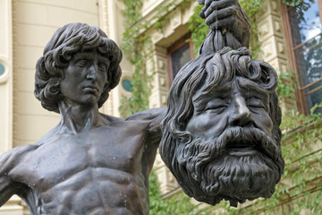 Skulptur David mit dem Haupte Goliaths im Schlossgarten Schwerin