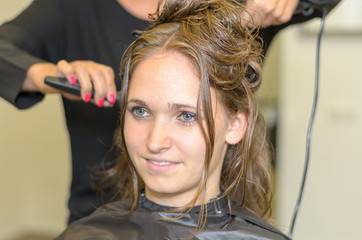 Fototapeta premium Friseur stylt lange Haare