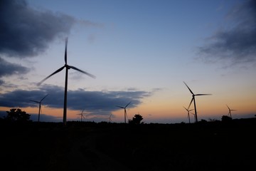 Obraz premium Elektryczny generator energii Turbina wiatrowa na zachmurzonym niebie