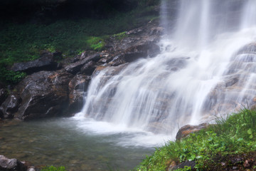 Fototapeta na wymiar Melnik Wasserfall im Maltatal in Kärnten, Österreich
