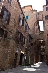 Fototapeta premium Walkway in the historic city centre of Siena, Italy