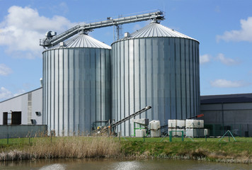 Getreidesilos aus Stahl