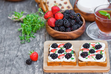 Obraz na płótnie Canvas toast with cream cheese and fresh berries