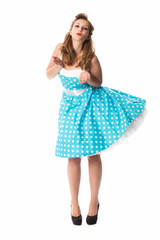 Frau im Sommerkleid gibt einen Luftkuss 