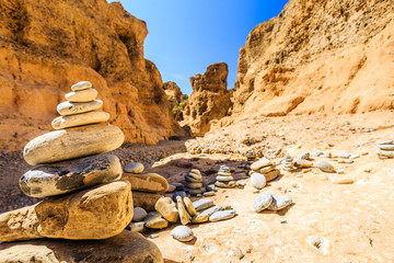 Aufgeschichtete Steine, Steinmännchen, im Sesriem Canyon, Namib Naukluft Park