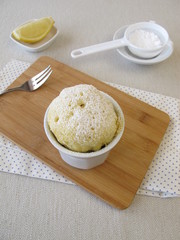 Zitronen Mug Cake mit Puderzucker
