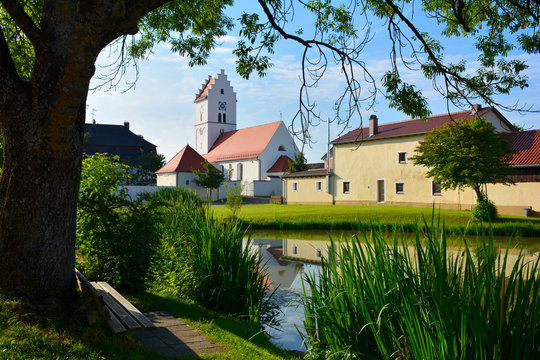 Kirche mit Weiher in Ochsenfeld, Bayern, Deutschland