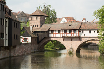 Fototapeta na wymiar the wooden Henkersteg pedestrian bridge on the river Pegnitz in Nuremberg, Germany
