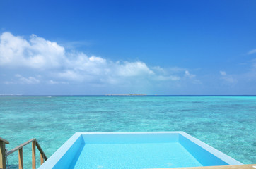 水上コテージとモルディブの海