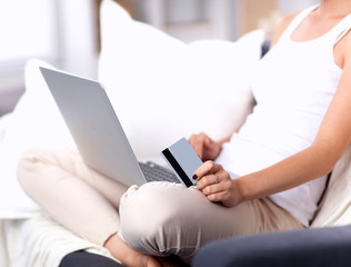 Naklejka premium Woman shopping online with credit card and computer.